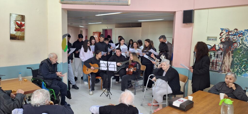 Μαθητές του ΓΕΛ Καλαμπάκας μετέφεραν το μήνυμα της αγάπης στη δομή Τρικάλων